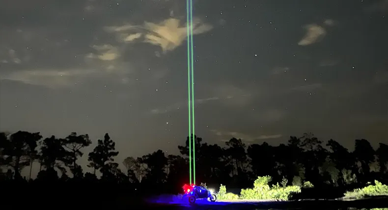 Laser whip lights irradiation distance is greater than 800 meters